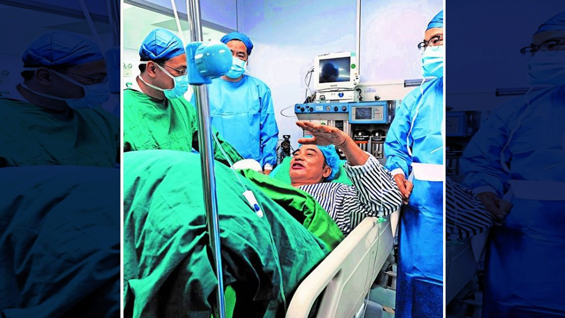 Simon Yam es apuñalado en evento 