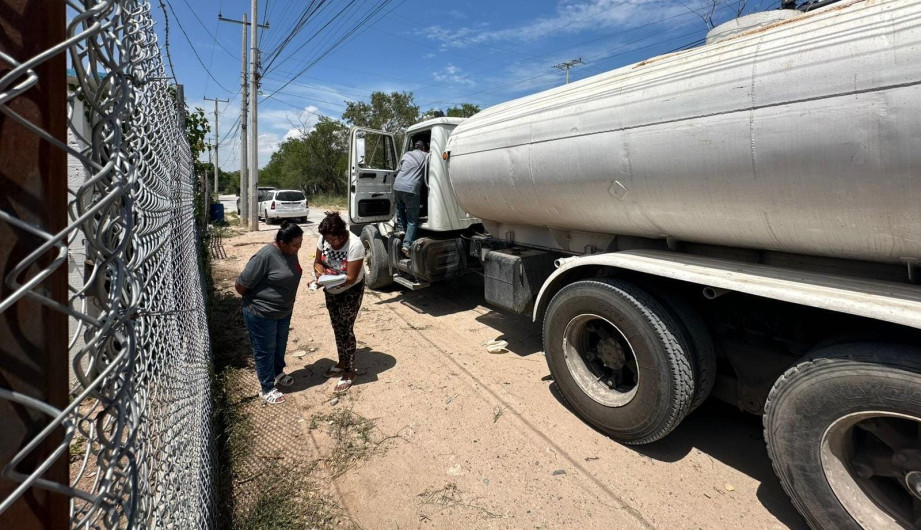 Recibieron familias de la colonia Villa Real agua en sus hogares 