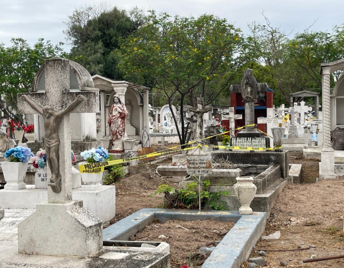 Acordonan 120 tumbas en mal estado en panteones municipales