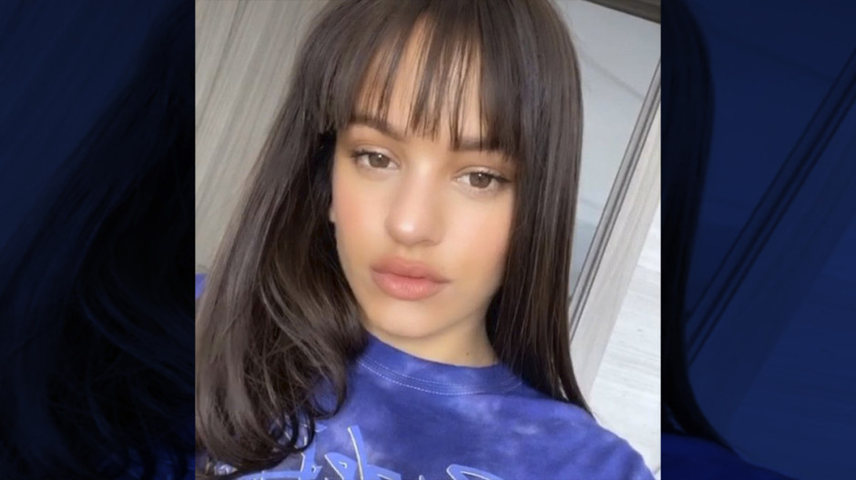 Rosalía no aguantó y agarró las tijeras para hacerse flequillo