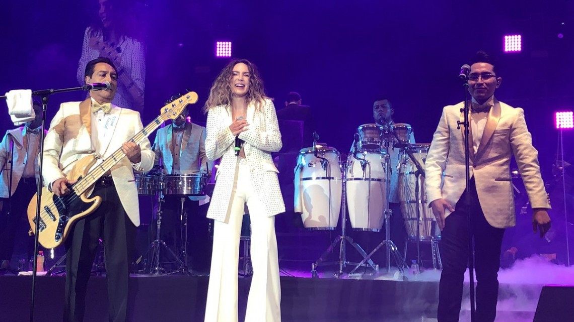 Belinda en el escenario junto a Los Ángeles Azules 