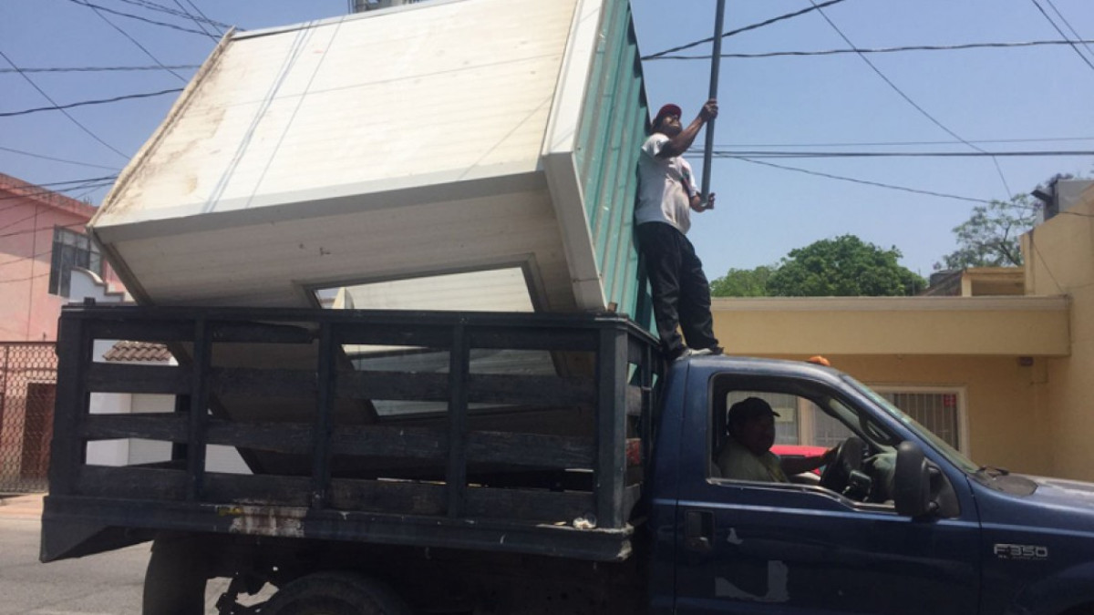 Trabajadores del DIF hacen lo que sea para cumplir con sus labores 