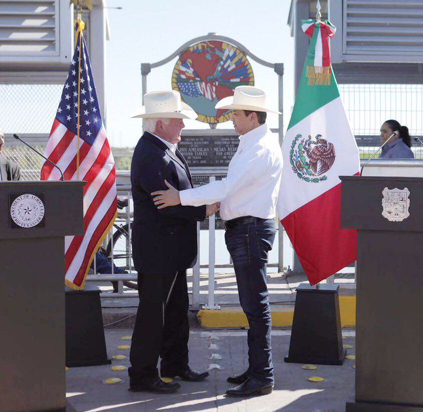 Participan Cabeza de Vaca y Sid Miller en ceremonia del Abrazo en Nuevo Laredo   