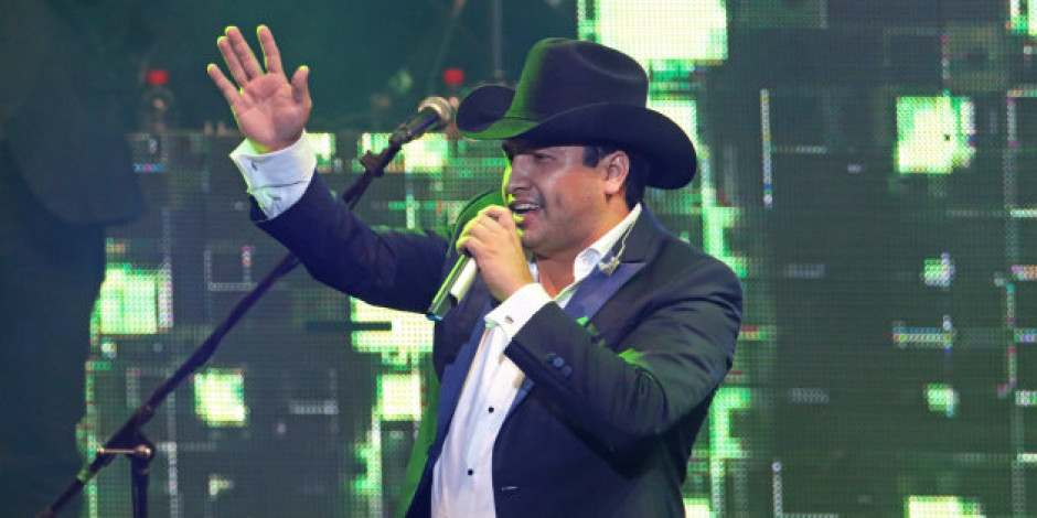 Julión Álvarez levanta la mano para cantar con Luis Miguel