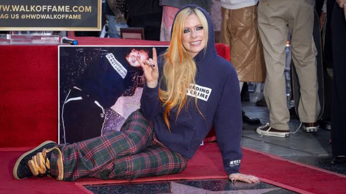 Avril Lavigne recibe su estrella en el paseo de la Fama de Hollywood