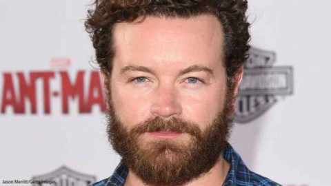 Detienen a Danny Masterson por cargos de violación 