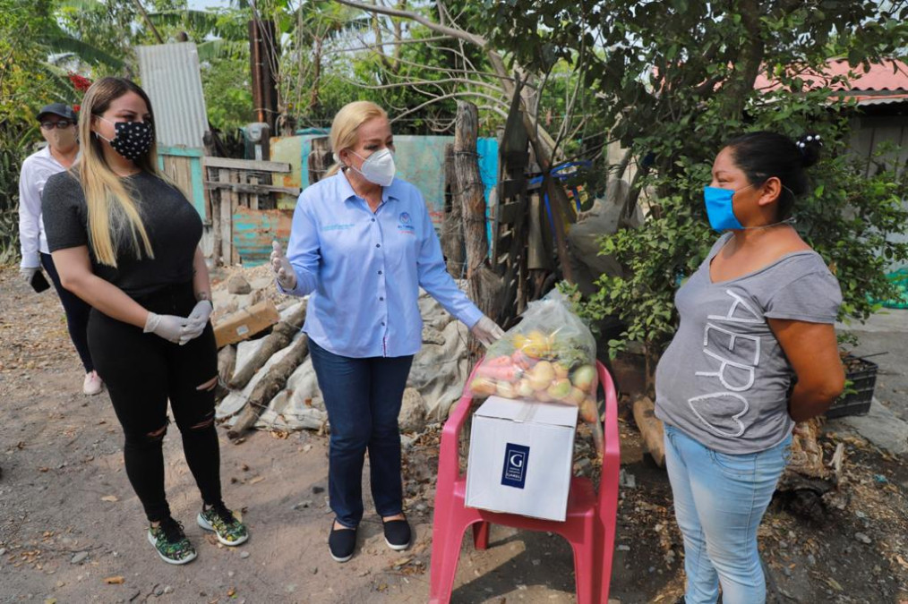 Entrega Alma Laura Amparán apoyos alimenticios a familias de Villa Cuauhtémoc