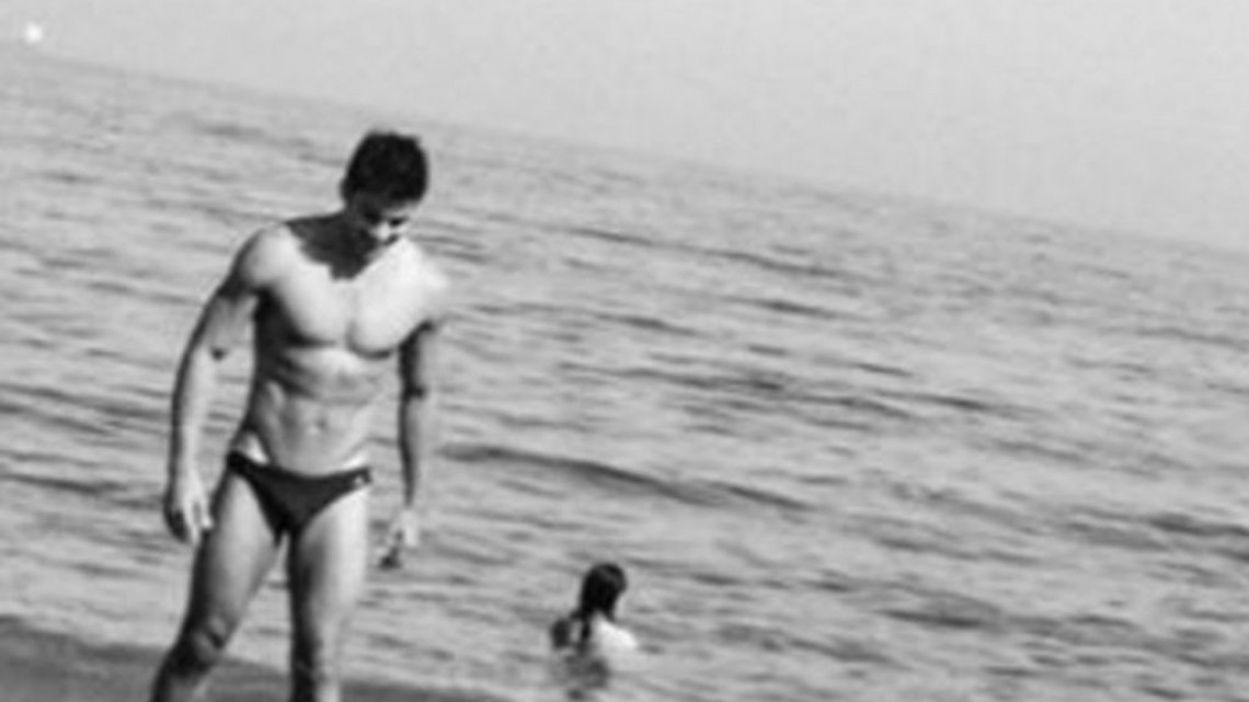 Carlos Rivera enciende redes sociales con atrevida foto