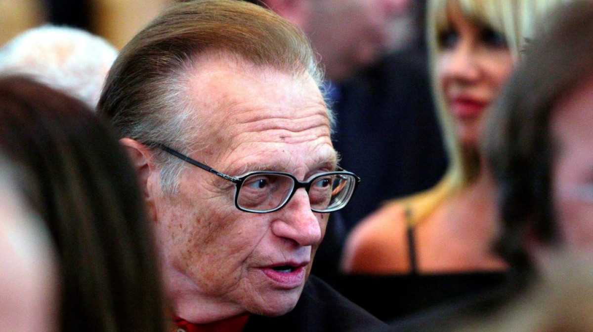  Larry King es hospitalizado por COVID-19