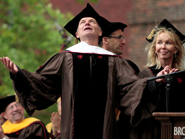 Sting es honrado con título de la Universidad de Brown