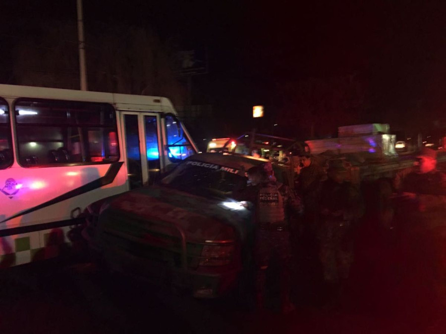 En Metepec un autobús enviste a camioneta de soldados 