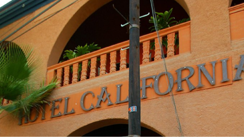 Eagles denuncia hotel en México por usar nombre de "Hotel California"