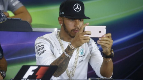 Lewis Hamilton limpia playa llena de basura de plástico