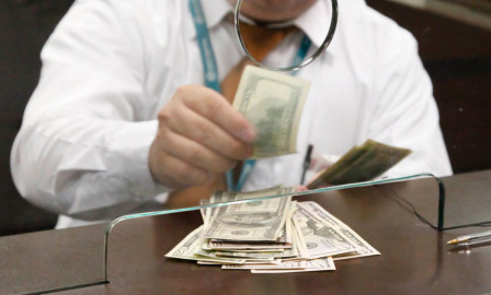 Dólar a la venta en el AICM hasta en 18.25 pesos