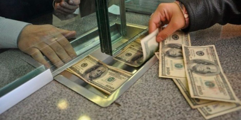 Dólar se vende en 19.98 pesos en el AICM