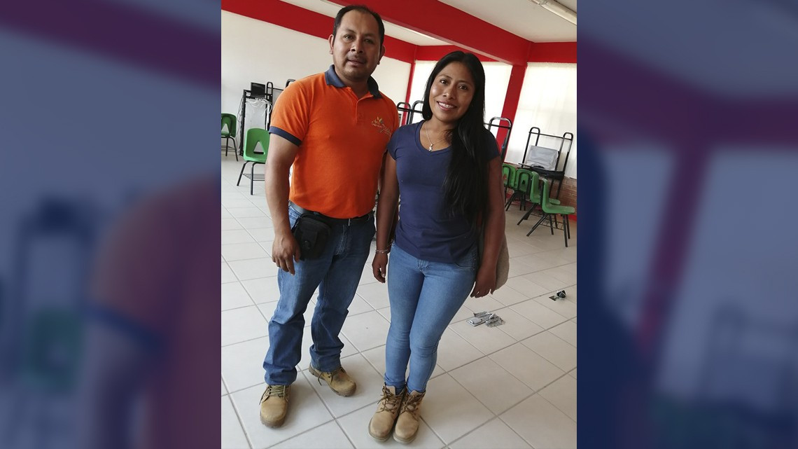 Yalitza Aparicio dona computadoras en Tlaxiaco