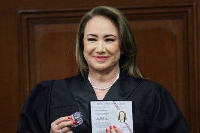 UNAM frena investigación a Yasmín Esquivel por plagio 