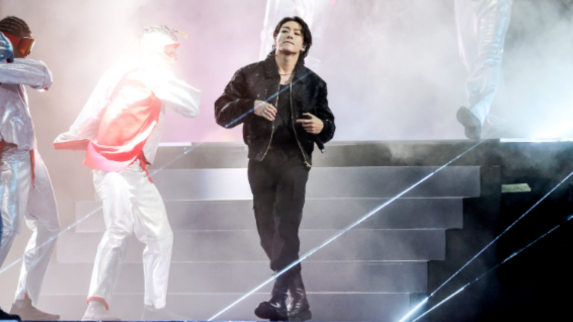 Jungkook de BTS pone a bailar a todos en la inauguración de Qatar 2022 con la canción “Dreamers” 