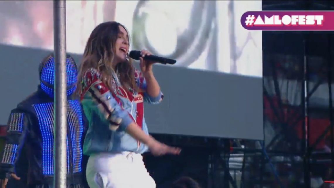 Belinda presentándose en el AMLO Fest