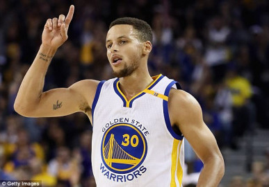 Curry recibe multa millonaria por agredir a árbitro