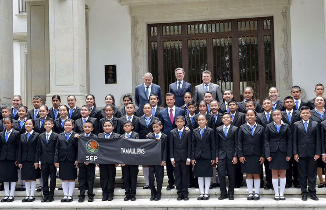 EPN recibe a infantes ganadores de olimpiada